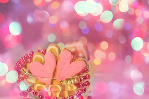 Galletas coloridas de San Valentín en forma de corazón — Foto de Stock
