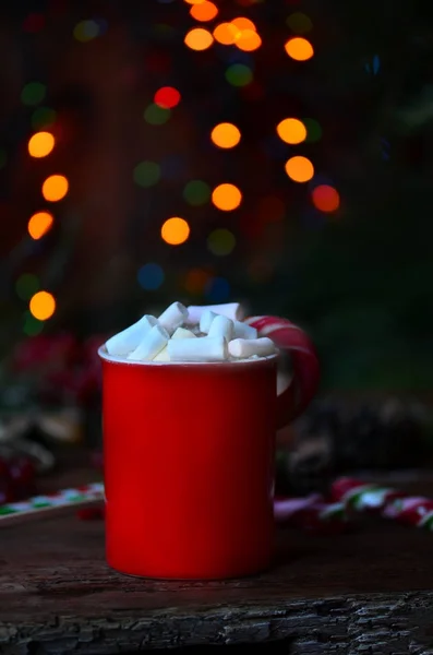 Chocolat chaud et guimauves sur table en bois — Photo