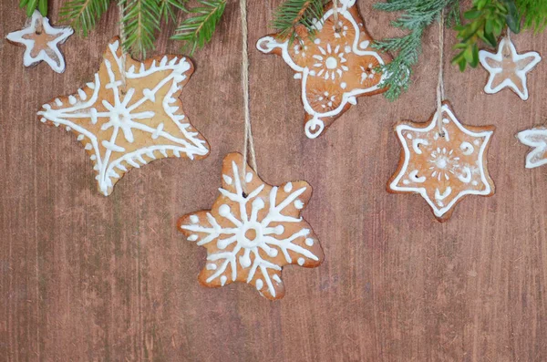 Biscoitos de Natal, decoração festiva de abeto. Pão de gengibre em fundo de madeira — Fotografia de Stock