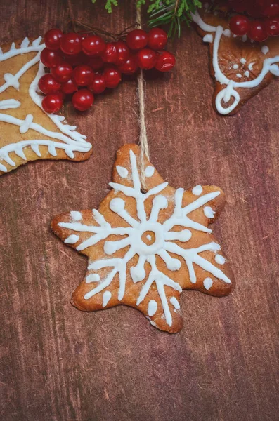 Biscuits de Noël, décoration festive en sapin. Pain d'épice sur fond en bois — Photo