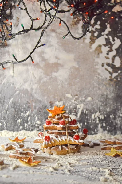 Pão de gengibre Árvore de Natal na mesa de madeira . — Fotografia de Stock