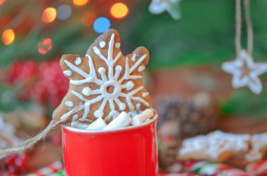 Sıcak çikolata veya kakao ile Noel kurabiyeleri. Baharatlı sıcak çikolata