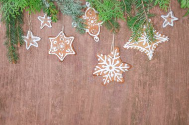 Noel kurabiyeleri, köknar şenlikli dekorasyon. Gingerbread ahşap arka plan üzerinde 
