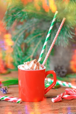 Ahşap masa ve kağıt payet krem şanti ile sıcak çikolata Kupası 