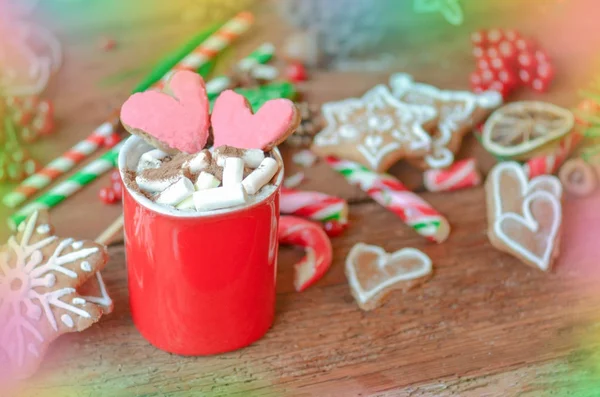Chocolate quente com biscoitos rosa coração para o dia dos namorados. Conceito de Dia dos Namorados . — Fotografia de Stock