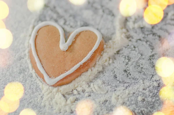 Cookies de concepto de amor en forma de corazón. Pasteles sobre fondo de madera — Foto de Stock