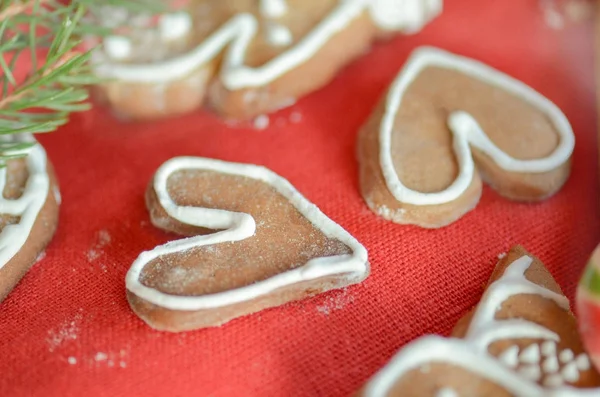 Biscuits concept amour sous la forme de cœur. Gâteaux sur un fond en bois — Photo