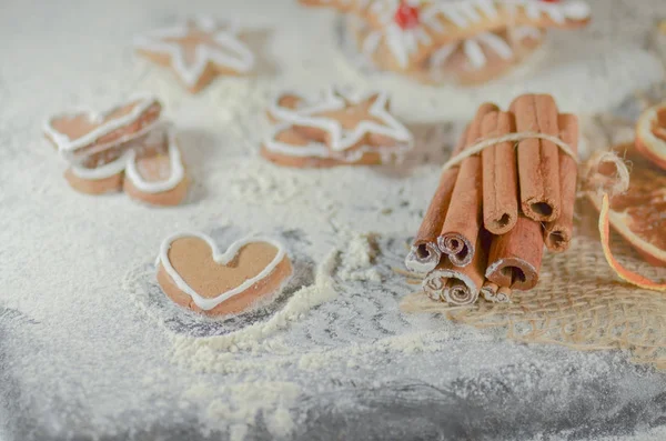 Cookies e decoração de canela de Natal na mesa de madeira . — Fotografia de Stock