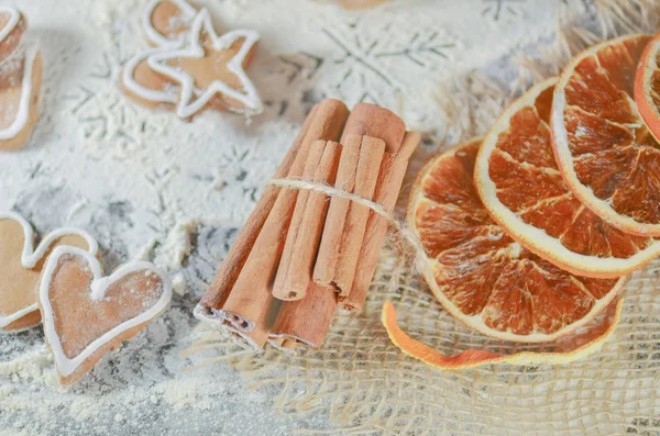 Cookies e decoração de canela de Natal na mesa de madeira . — Fotografia de Stock