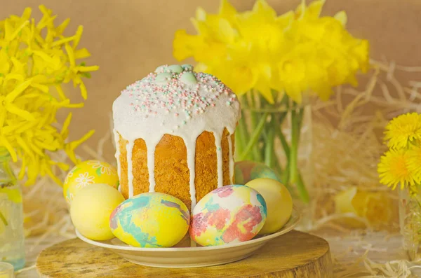 Kuchen Mit Streusel Und Ostereiern Osterkuchen Nach Festlichen Attributen Osterkomposition — Stockfoto