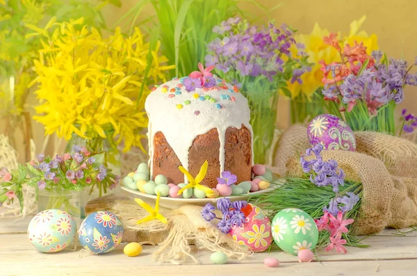 Osterkuchen Und Bunte Eier Auf Hölzernem Hintergrund Kuchen Mit Streusel — Stockfoto