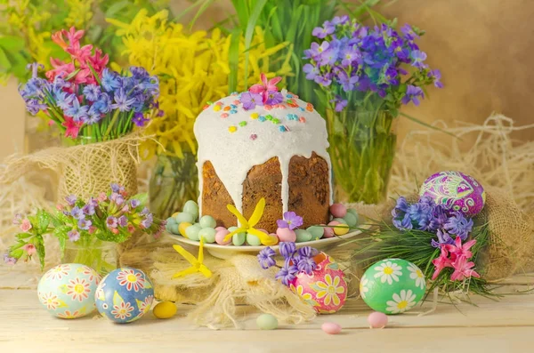 Ostereier Mit Blüten Hausgemachtes Osterbrot Und Bemalte Eier Osterpaska Oder — Stockfoto