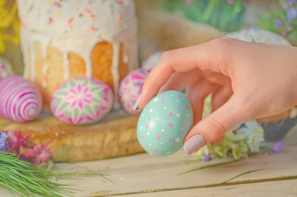Torta Pasquale Tradizionale Paska Mani Donna Che Tengono Uovo Pasqua — Foto Stock