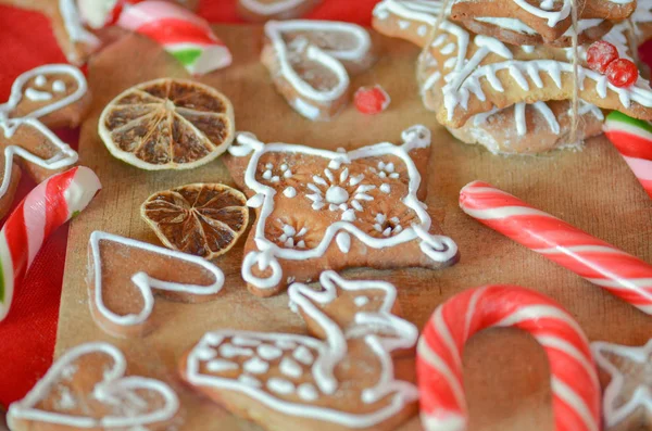 Biscuits au pain d'épice, oranges séchées, épices et lumières de Noël — Photo
