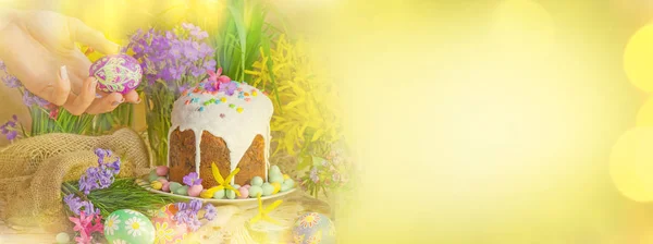 Decoración con huevos y pastel de Pascua . —  Fotos de Stock