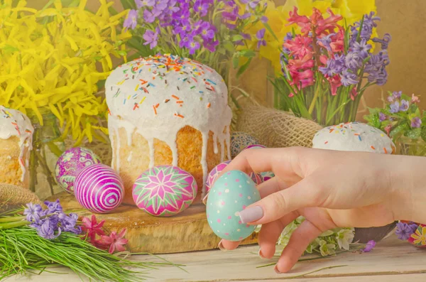 Woman hands holding easter egg. Table decorating for Easter holiday — Stock Photo, Image