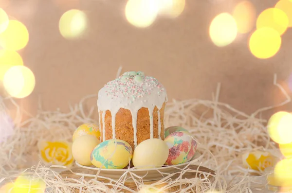 Easter cake and colored eggs on wooden background — Stock Photo, Image
