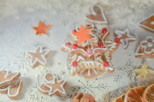 Pão de gengibre Árvore de Natal na mesa de madeira . — Fotografia de Stock