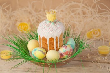 Pastel ve renkli Paskalya yumurtaları ve Paskalya kek. Paskalya yumurta çayır on yalan pastel renklerde boyanmış