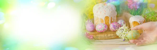 Easter banner with Easter eggs and Easter cake — Stock Photo, Image