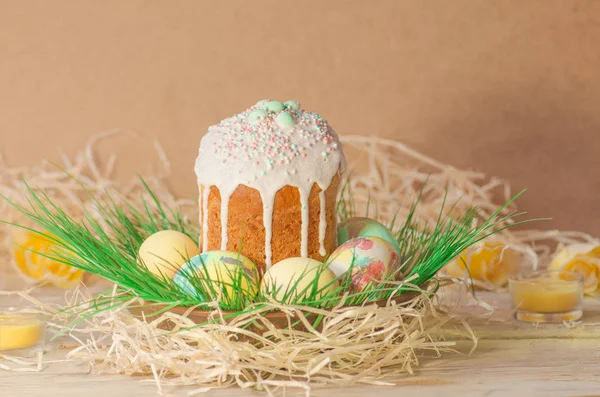 Pastel et oeufs de Pâques colorés et gâteau de Pâques. Œufs de Pâques peints dans des couleurs pastel couché sur la prairie — Photo