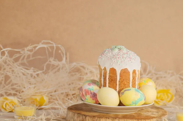 Pastel Easter egg. Pastel colored decorated easter eggs and Easter cake. — Stock Photo, Image