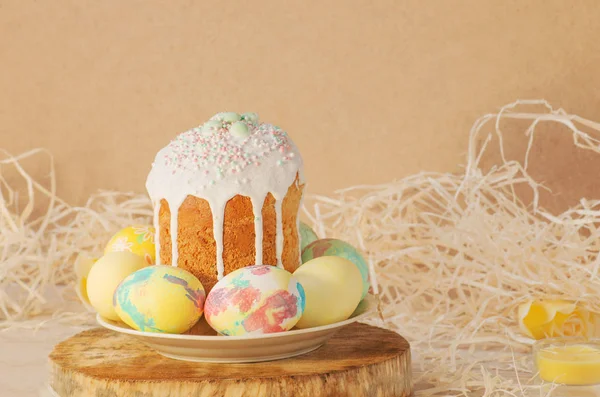 Pastel et oeufs de Pâques colorés et gâteau de Pâques. Œufs de Pâques peints dans des couleurs pastel — Photo