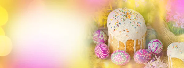 Banner de Pascua bokeh. Mañana de Pascua en la mesa con huevos de Pascua y pasteles de Pascua . —  Fotos de Stock