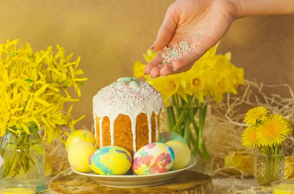 Poudre de sucre sucré de Pâques coloré pour gâteau à la main féminine. Mains tenant de la poudre de sucre. Décoration gâteau de Pâques — Photo