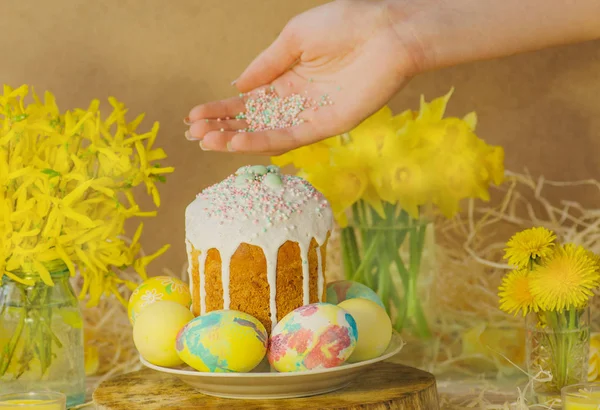 Renkli Paskalya tatlı şeker toz el içinde kek için. Pudra şekeri holding eller. Paskalya kek dekorasyon — Stok fotoğraf