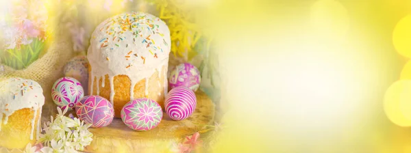 Pâques nature fond de vacances avec des œufs, gâteau de Pâques. Bokeh de Pâques fond lumineux doré — Photo