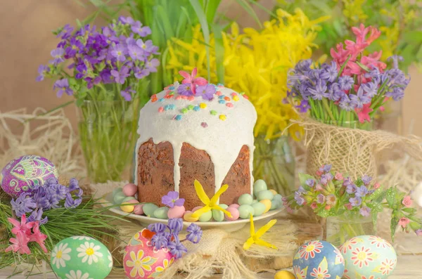 Paskalya kek ve Paskalya yumurtaları ahşap tahta üzerinde — Stok fotoğraf
