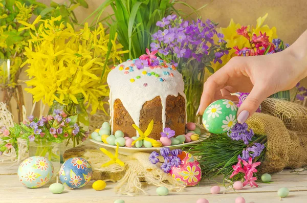 Main féminine avec oeufs de Pâques. Décoration de table pour les vacances de Pâques . — Photo