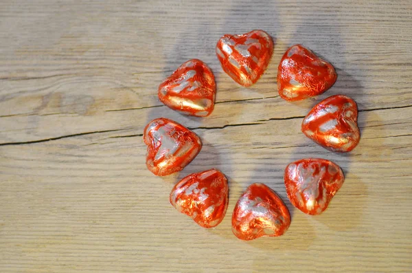 ハート形のチョコレート菓子。チョコレートの心の赤いキャンディー — ストック写真