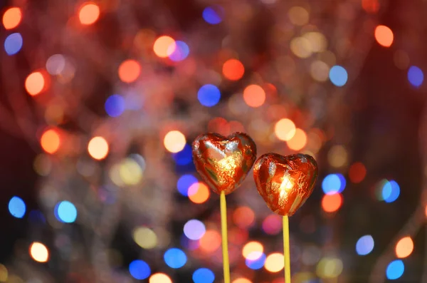 Kalp şekli çikolata şekerleme. Kırmızı çikolata kalp şekerler — Stok fotoğraf
