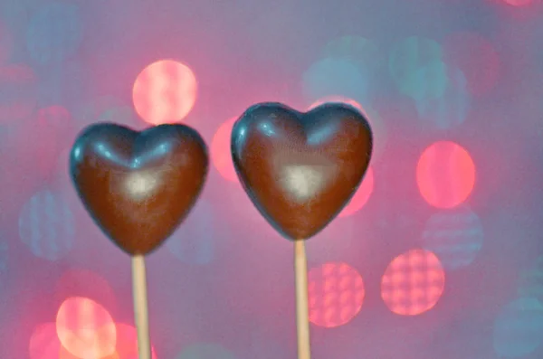 Doces em forma de coração de chocolate em paus — Fotografia de Stock