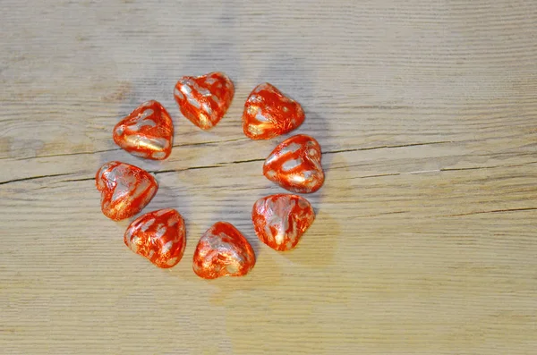 Kalp şekli çikolata şekerleme. Kırmızı çikolata kalp şekerler — Stok fotoğraf