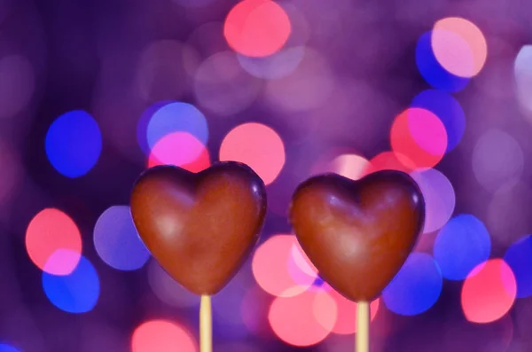 Doces em forma de coração de chocolate em paus — Fotografia de Stock