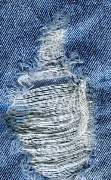 Джинсовая текстура синего цвета. Джинсы порваны текстурой ткани — стоковое фото