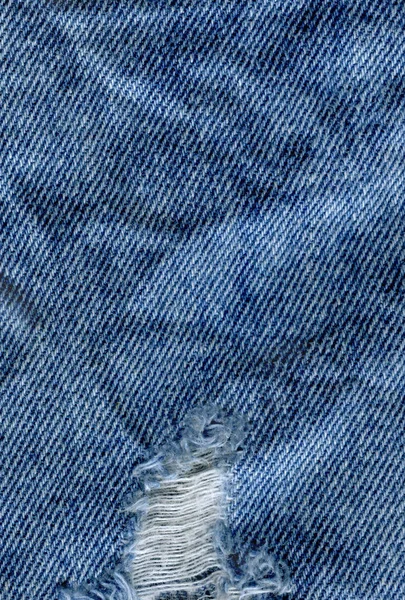 ブルーデニム ジャン テクスチャ背景。手触りの生地が破れたジーンズ — ストック写真