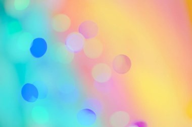 Güneş blure ve açık pastel renkli arka planı.