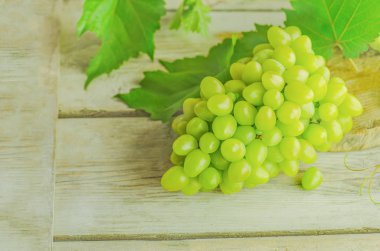 Beyaz şarap üzüm. Ahşap bir masa üzerinde üzüm.  