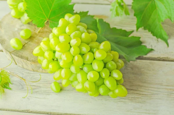 Weißweintrauben. Trauben auf einem Holztisch. — Stockfoto