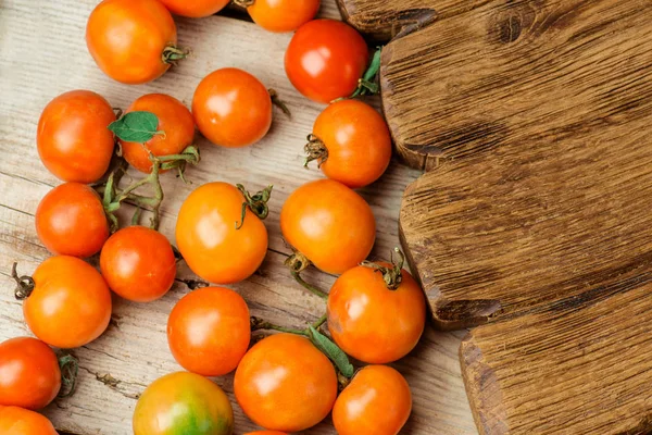 Διάφορα είδη τομάτας αναμειγνύονται. Πολύχρωμες ντομάτες διαφόρων μεγεθών — Φωτογραφία Αρχείου