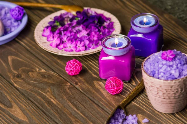 Belle composition spa. Objets cosmétiques pour les procédures de spa. Violet spa nature morte — Photo