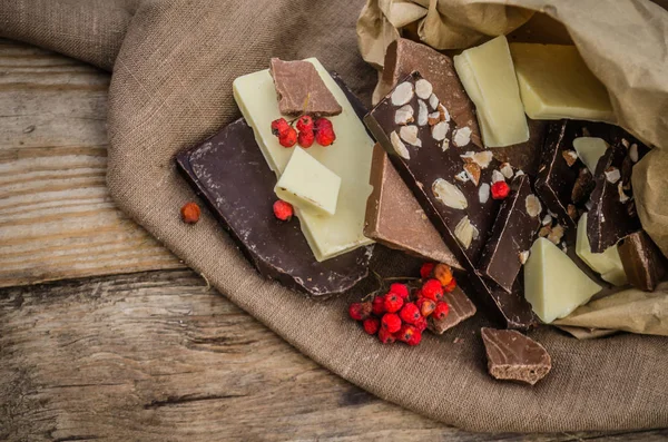 木製の背景にダーク、ミルク、ホワイトチョコレートバー。チョコレートの多くの種類 — ストック写真