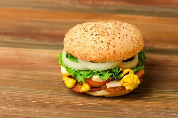 Hausgemachter Burger auf rustikalem Holzgrund — Stockfoto