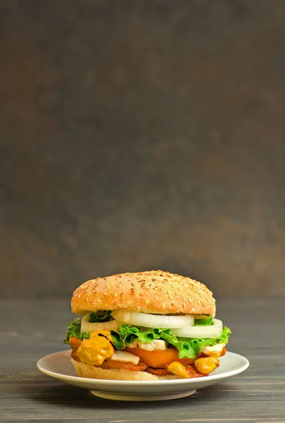 Hamburguesa casera sobre fondo rústico de madera. Deliciosa hamburguesa a la plancha — Foto de Stock