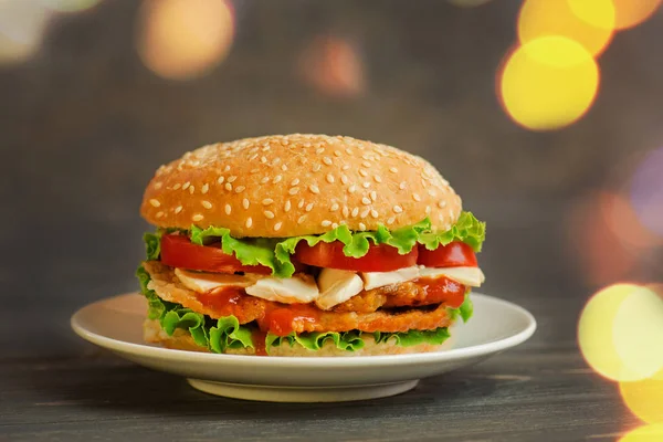 Hamburguesa casera fresca y sabrosa sobre tabla de madera. Deliciosa hamburguesa fresca —  Fotos de Stock