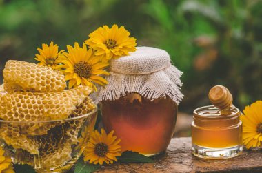 Masada bal kavanozu ve tahta sopa var. Ukrayna kır yaşamı 